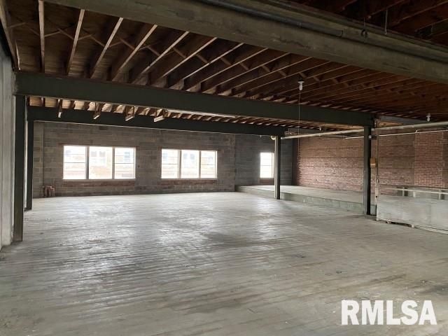 154 W Main St, Galesburg, IL 61401